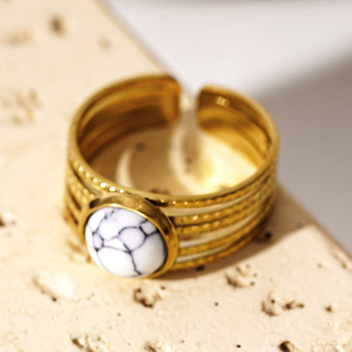 LIKHA : Bague texturée multi-bandes avec pièce centrale en pierre de turquoise blanche