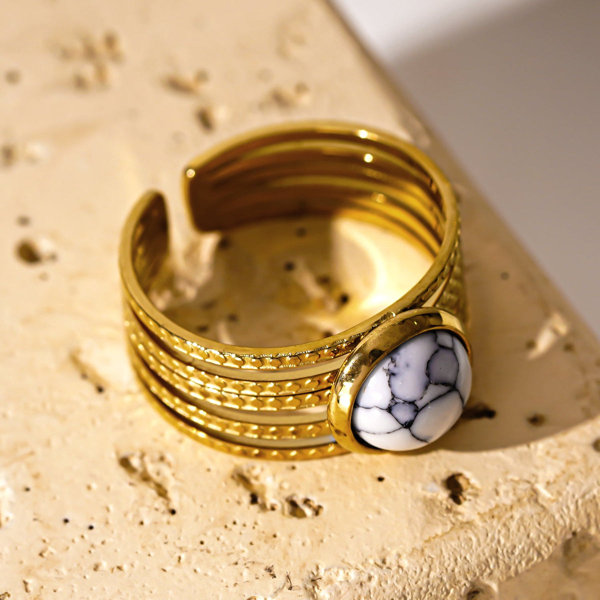 LIKHA : Bague texturée multi-bandes avec pièce centrale en pierre de turquoise blanche