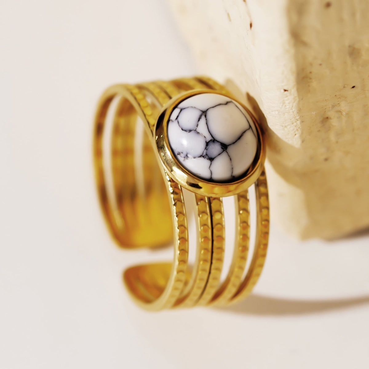 LIKHA : Bague texturée multi-bandes avec pièce centrale en pierre de turquoise blanche
