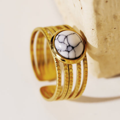 LIKHA : Bague texturée multi-bandes avec pièce centrale en pierre de turquoise blanche