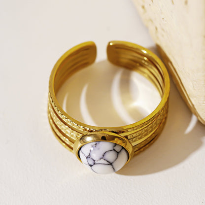 LIKHA : Bague texturée multi-bandes avec pièce centrale en pierre de turquoise blanche