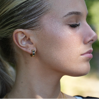LOTTA : Petites boucles d’oreilles créoles en zircone incrustée noir et blanc rétro