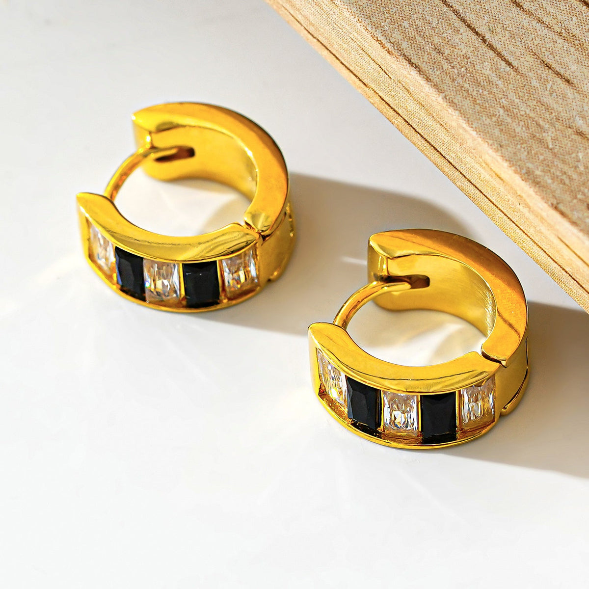 LOTTA : Petites boucles d’oreilles créoles en zircone incrustée noir et blanc rétro
