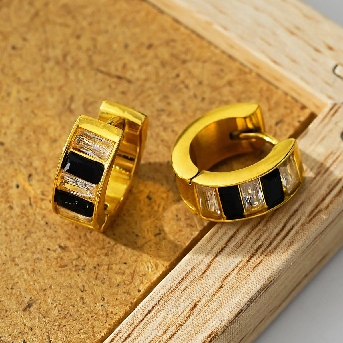 LOTTA : Petites boucles d’oreilles créoles en zircone incrustée noir et blanc rétro