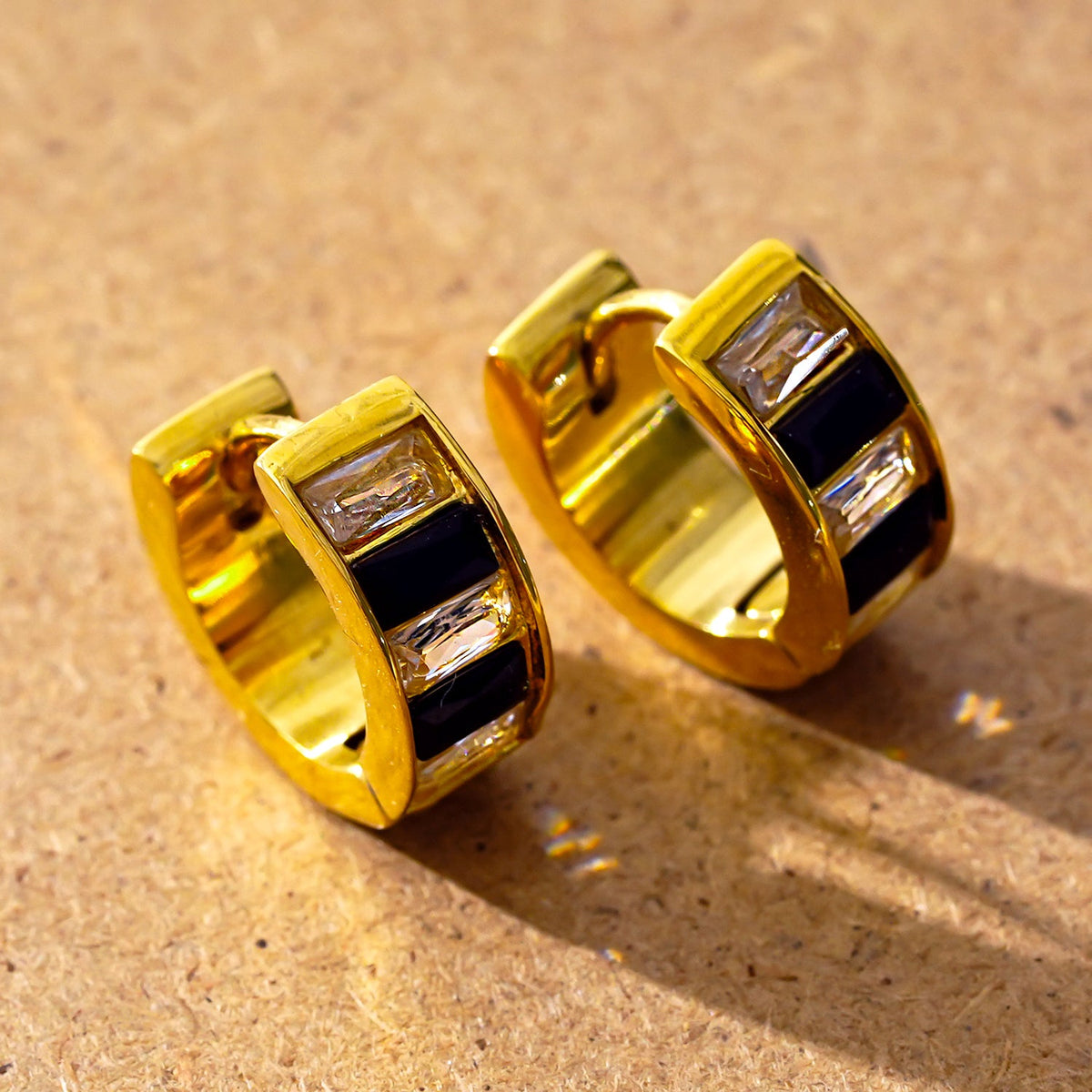 LOTTA : Petites boucles d’oreilles créoles en zircone incrustée noir et blanc rétro
