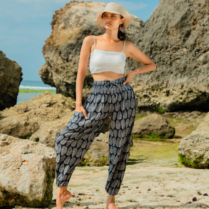 Pantalon Bali imprimé feuilles noires et blanches
