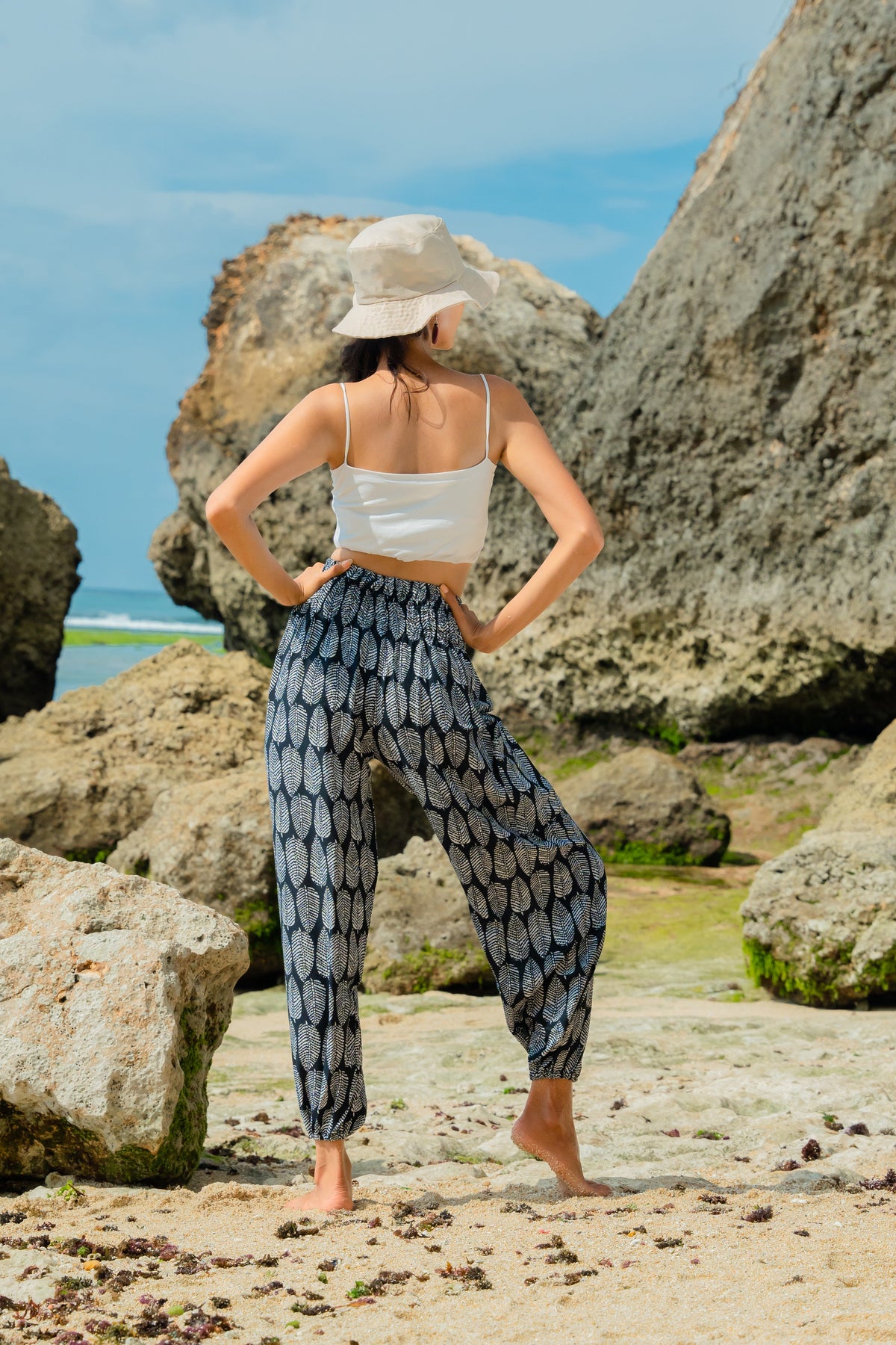 Pantalon Bali imprimé feuilles noires et blanches