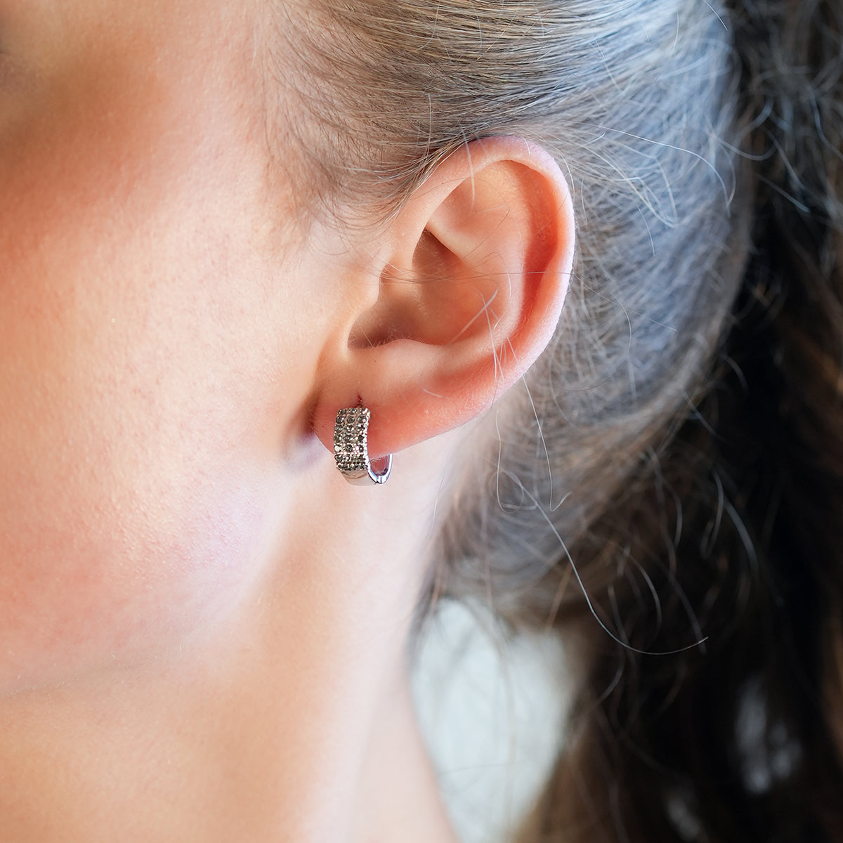 MARIETTA Or Blanc (Ton Argenté) : Mini créoles avec panneau pavé de zircons