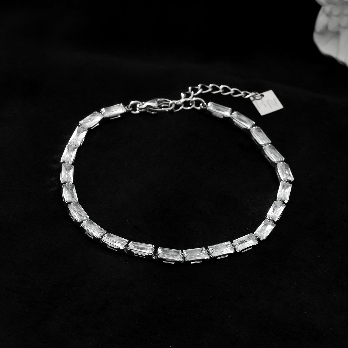 MELLISH : Bracelet de tennis rectangulaire en zircone (CZ) de style rétro en or blanc plaqué argent