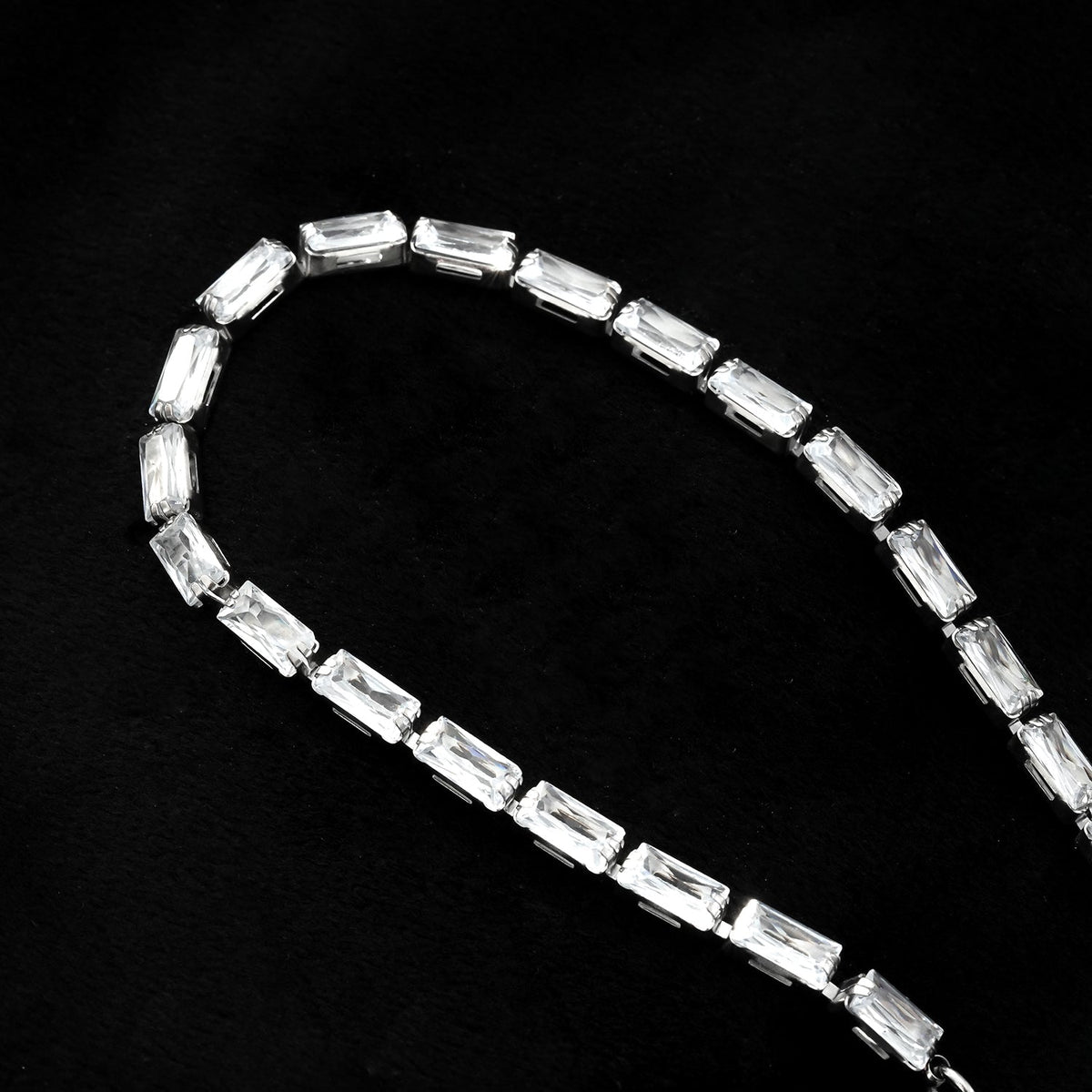 MELLISH : Bracelet de tennis rectangulaire en zircone (CZ) de style rétro en or blanc plaqué argent