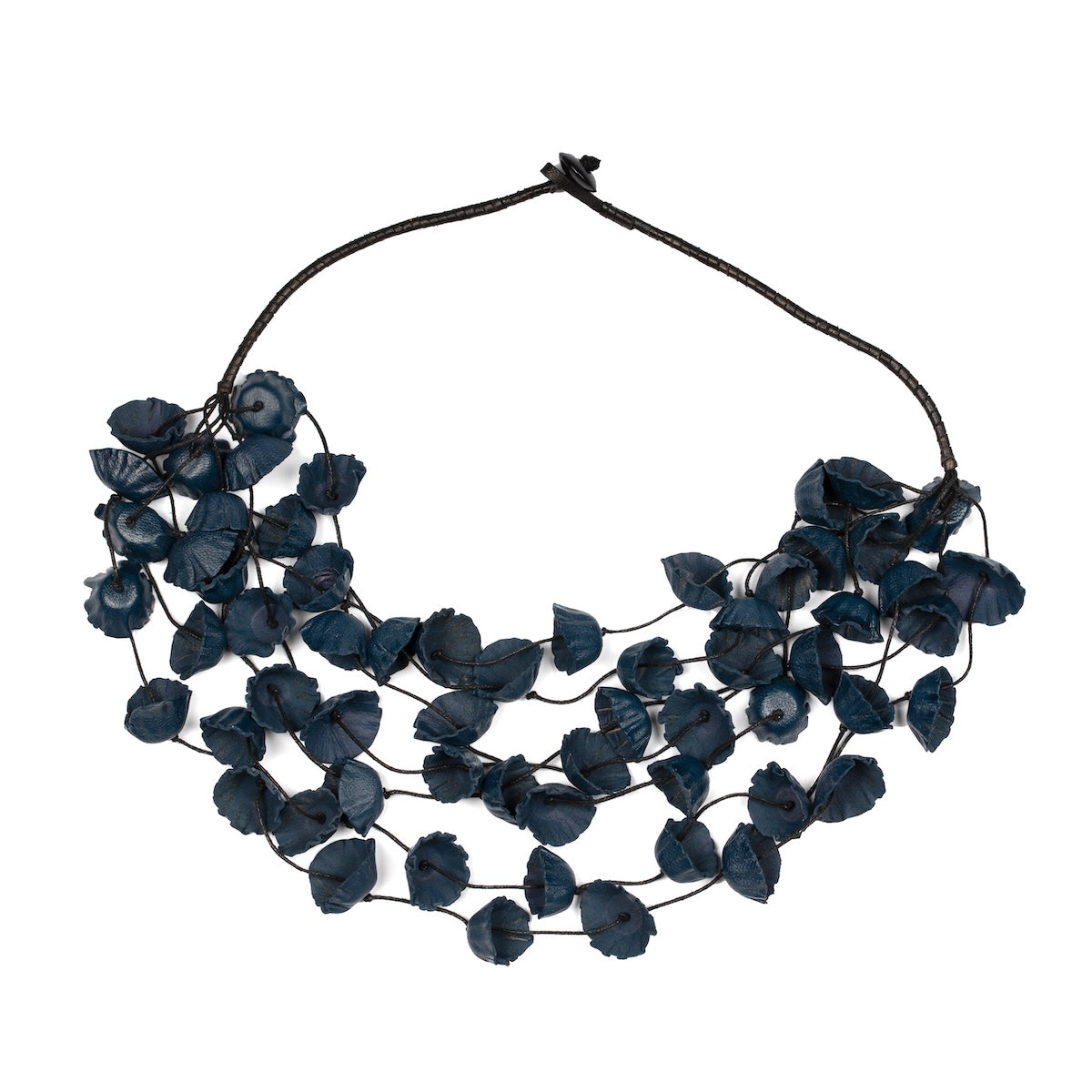 Collier avec pendentif en cuir à brins multiples