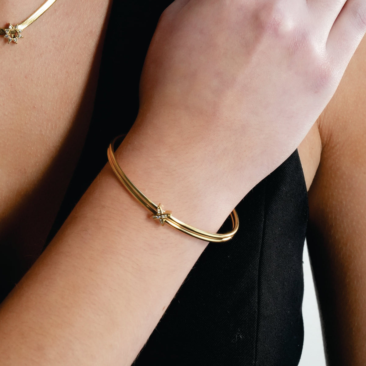 ODDASA Gold : Bracelet jonc double élégant à motif croisé avec zircons cubiques pavés