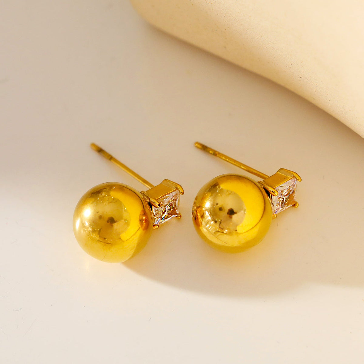 LETTRA : Boucles d'oreilles clous perles-billes et zircon cubique