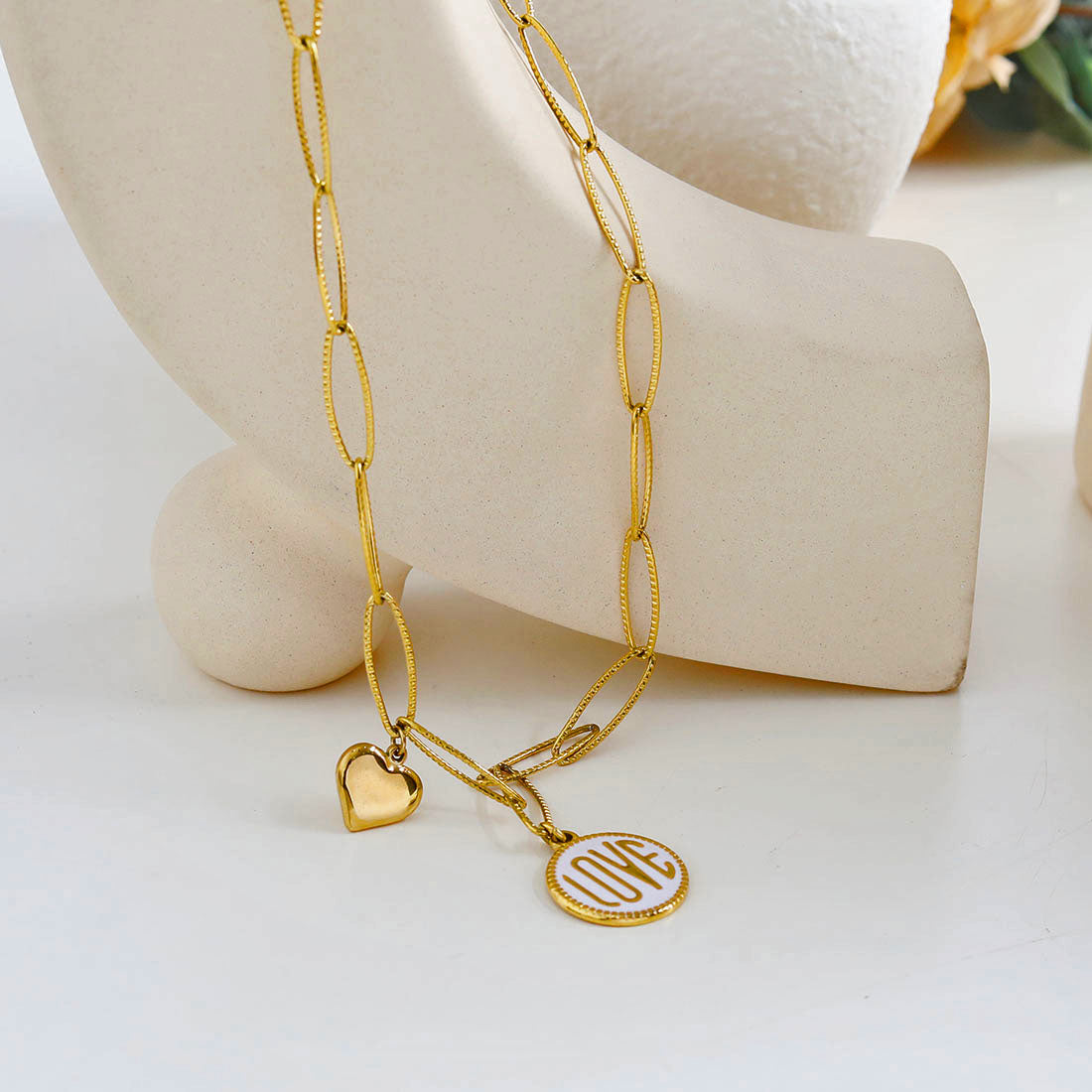 Collier contemporain avec pendentif script EMMA Rétro LOVE