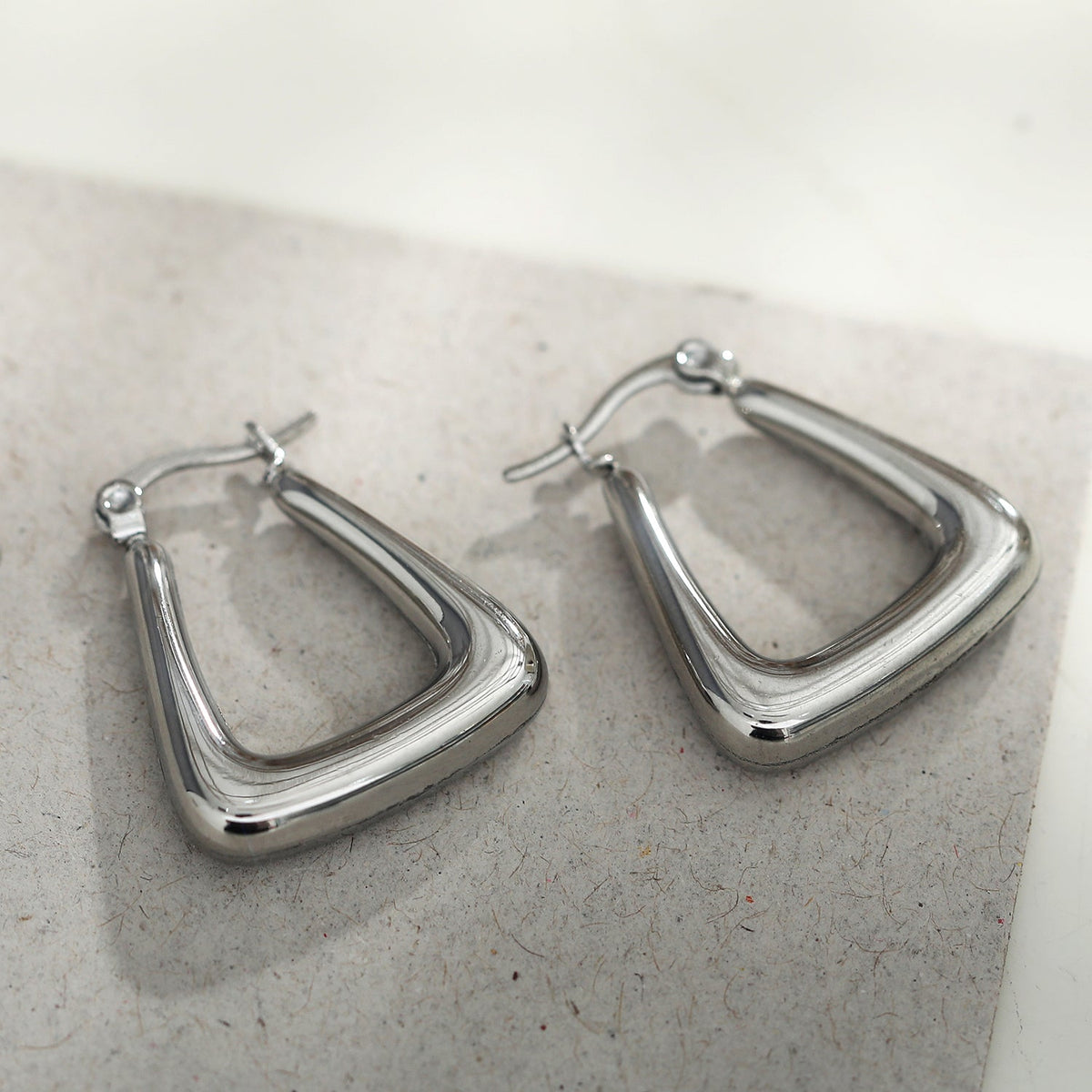 ANIKA : Boucles d'oreilles créoles mini chunky triangulaires or blanc (ton argent)