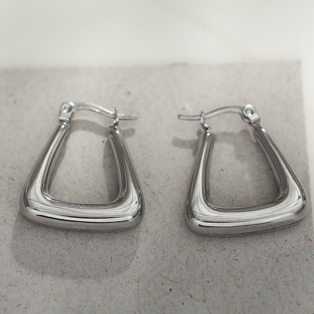 ANIKA : Boucles d'oreilles créoles mini chunky triangulaires or blanc (ton argent)