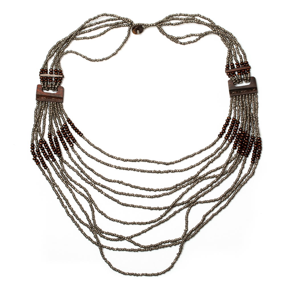 Long collier multi-rangs avec détails en bois