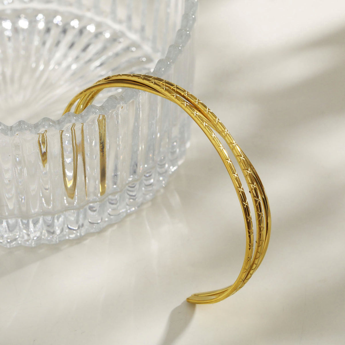 Style RENIE : Bracelet Overpass triple épaisseur avec motifs crantés