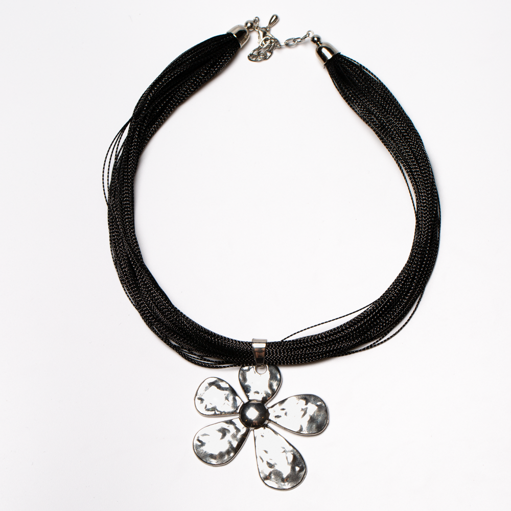 Collier Fleur Martelé Sur Fils Multiples