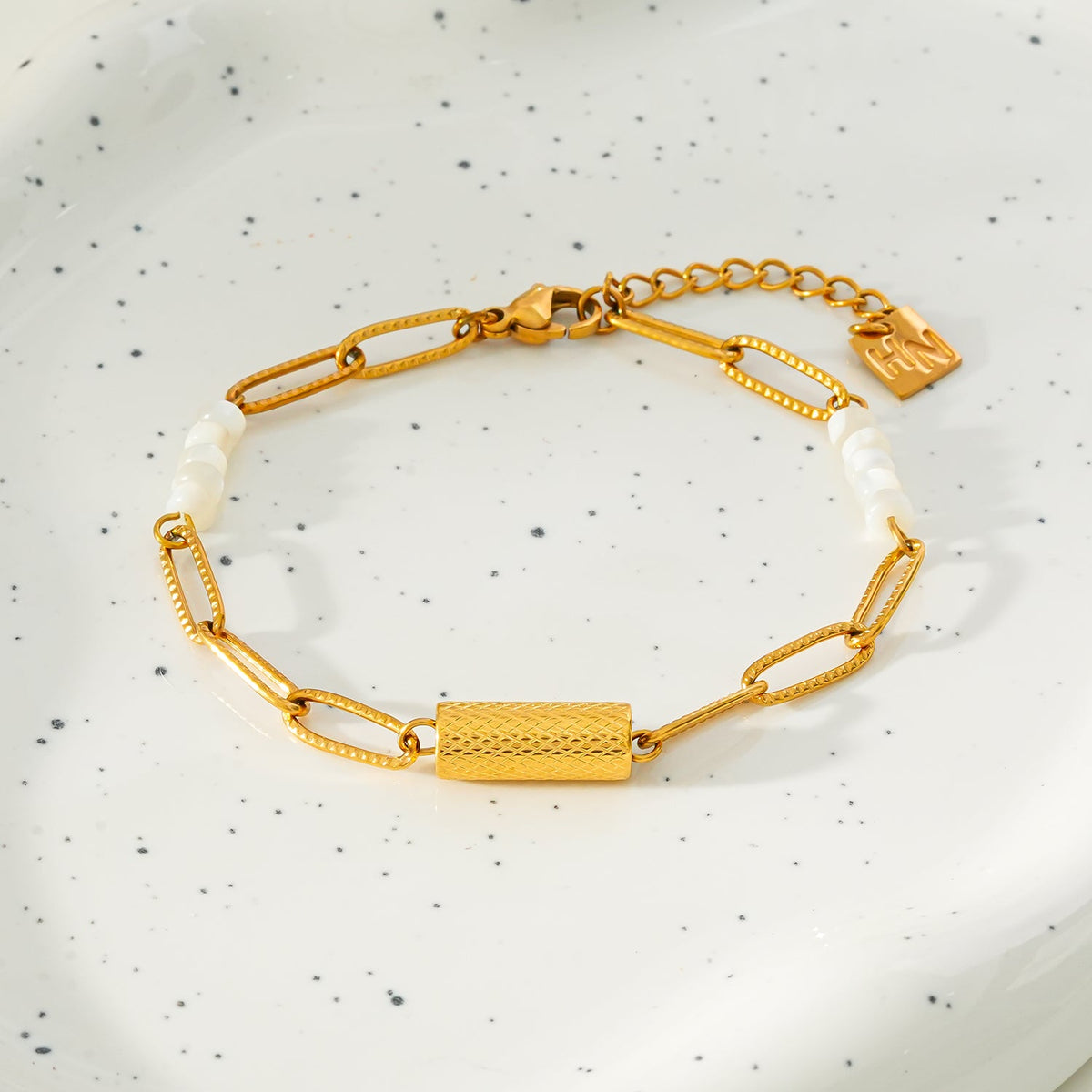 Bracelet SEDONA : Combinaison de coquillages naturels et d'une chaîne trombone dorée avec un pendentif Art déco