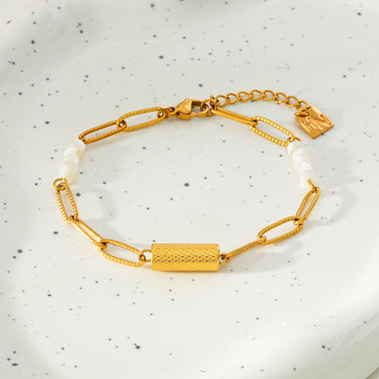 Bracelet SEDONA : Combinaison de coquillages naturels et d'une chaîne trombone dorée avec un pendentif Art déco