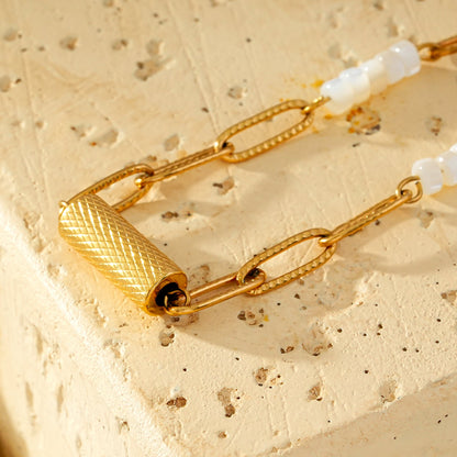 Bracelet SEDONA : Combinaison de coquillages naturels et d'une chaîne trombone dorée avec un pendentif Art déco