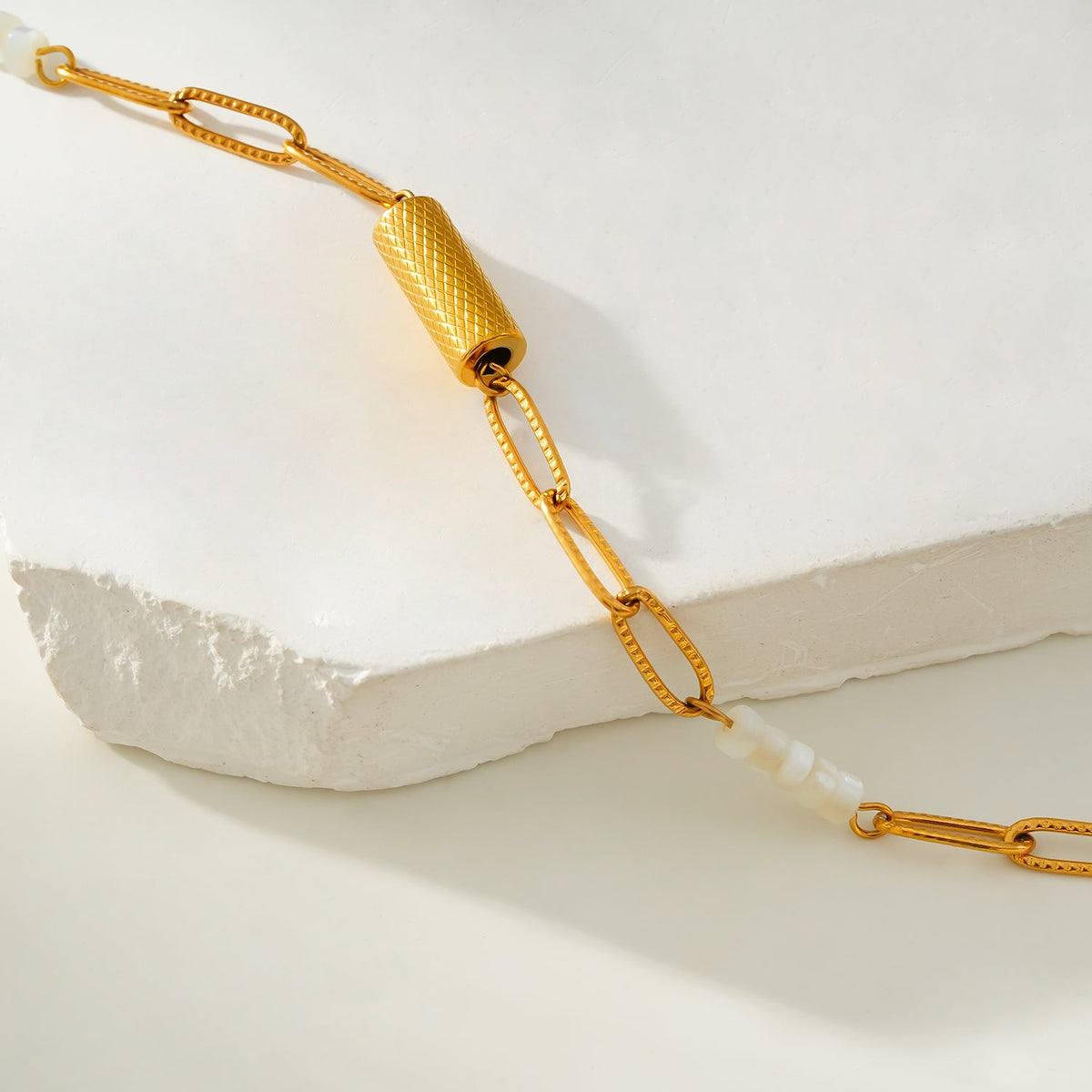 Bracelet SEDONA : Combinaison de coquillages naturels et d'une chaîne trombone dorée avec un pendentif Art déco