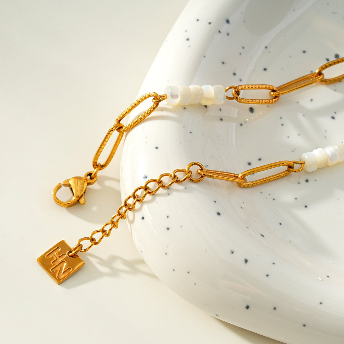 Bracelet SEDONA : Combinaison de coquillages naturels et d'une chaîne trombone dorée avec un pendentif Art déco