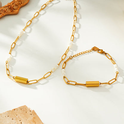 Bracelet SEDONA : Combinaison de coquillages naturels et d'une chaîne trombone dorée avec un pendentif Art déco