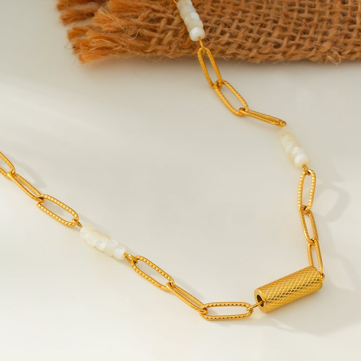 Collier SEDONA : Combinaison de coquillages naturels et d'une chaîne trombone dorée avec un pendentif Art déco