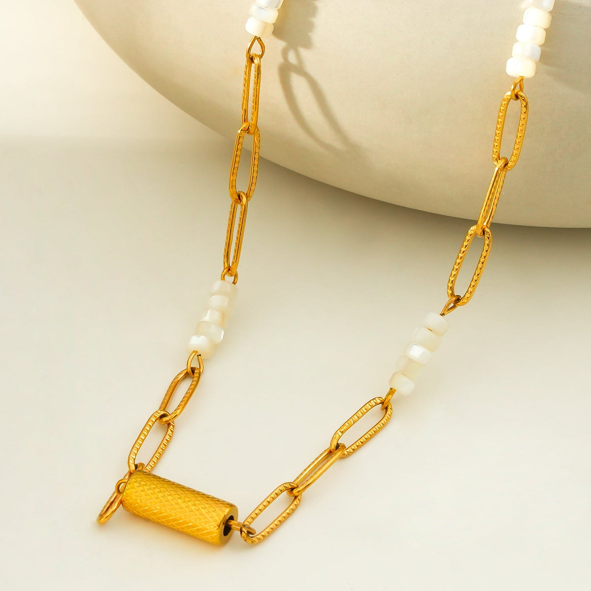 Collier SEDONA : Combinaison de coquillages naturels et d'une chaîne trombone dorée avec un pendentif Art déco