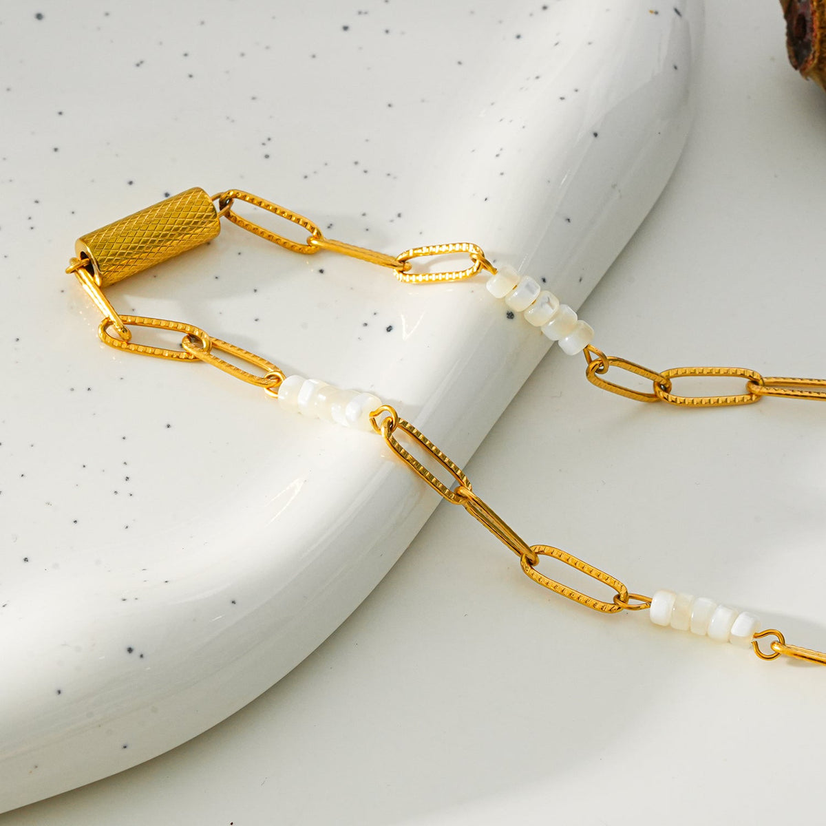 Collier SEDONA : Combinaison de coquillages naturels et d'une chaîne trombone dorée avec un pendentif Art déco