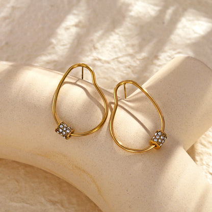 Boucles d'oreilles créoles irrégulières SIMAN avec pavé de zircones en or