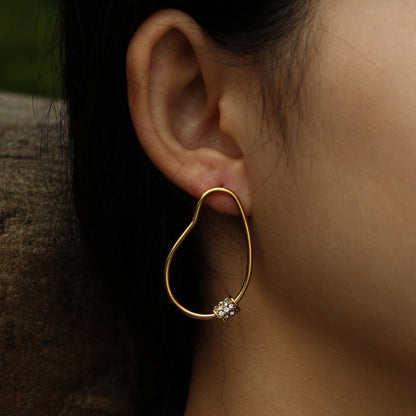 Boucles d'oreilles créoles irrégulières SIMAN avec pavé de zircones en or