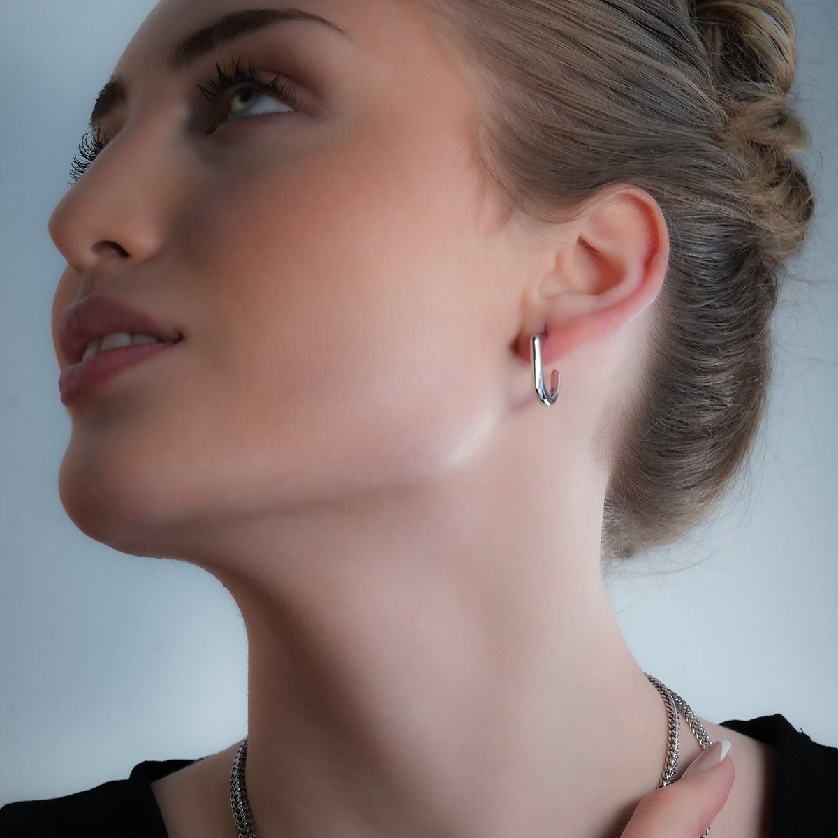 Style SOLOMA Silver Toned (White Gold): Retro Industrial-Chic Style Hoop Earrings