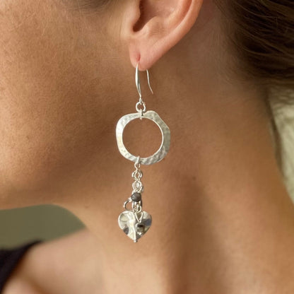 Boucles d'oreilles anneaux martelés avec breloques cœurs en plaqué argent