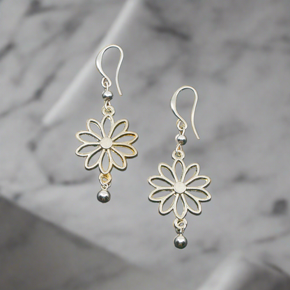 Petites boucles d'oreilles fleur plaquées argent