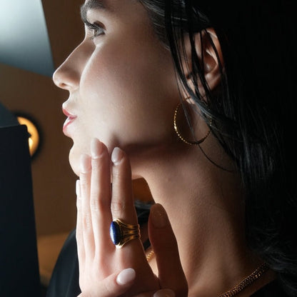 TIAMO : Bague d'inspiration vintage avec triple anneau orné et pièce maîtresse en lapis-lazuli