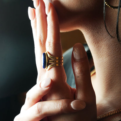 TIAMO : Bague d'inspiration vintage avec triple anneau orné et pièce maîtresse en lapis-lazuli