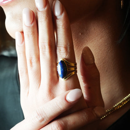 TIAMO : Bague d'inspiration vintage avec triple anneau orné et pièce maîtresse en lapis-lazuli