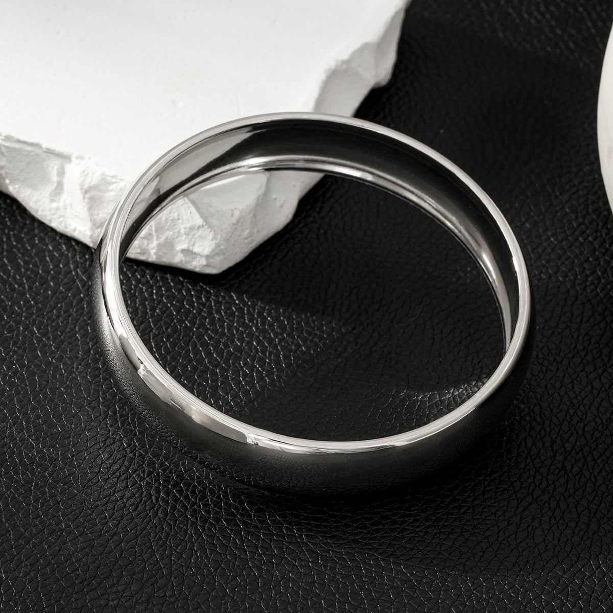 Style UMUAKOT: Mid Width Classic Silver Band Bracelet