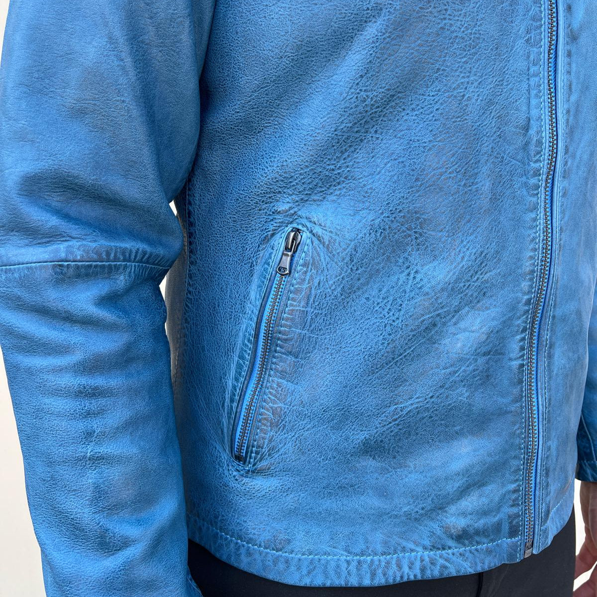 Blouson en cuir de mouton pour homme. Col officier classique avec 2 poches.