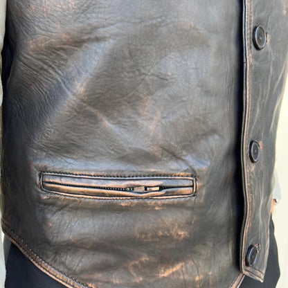 Gilet en cuir de mouton pour homme. Fermeture classique boutonnée et poches avant