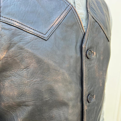 Gilet en cuir de mouton pour homme. Fermeture classique boutonnée et poches avant