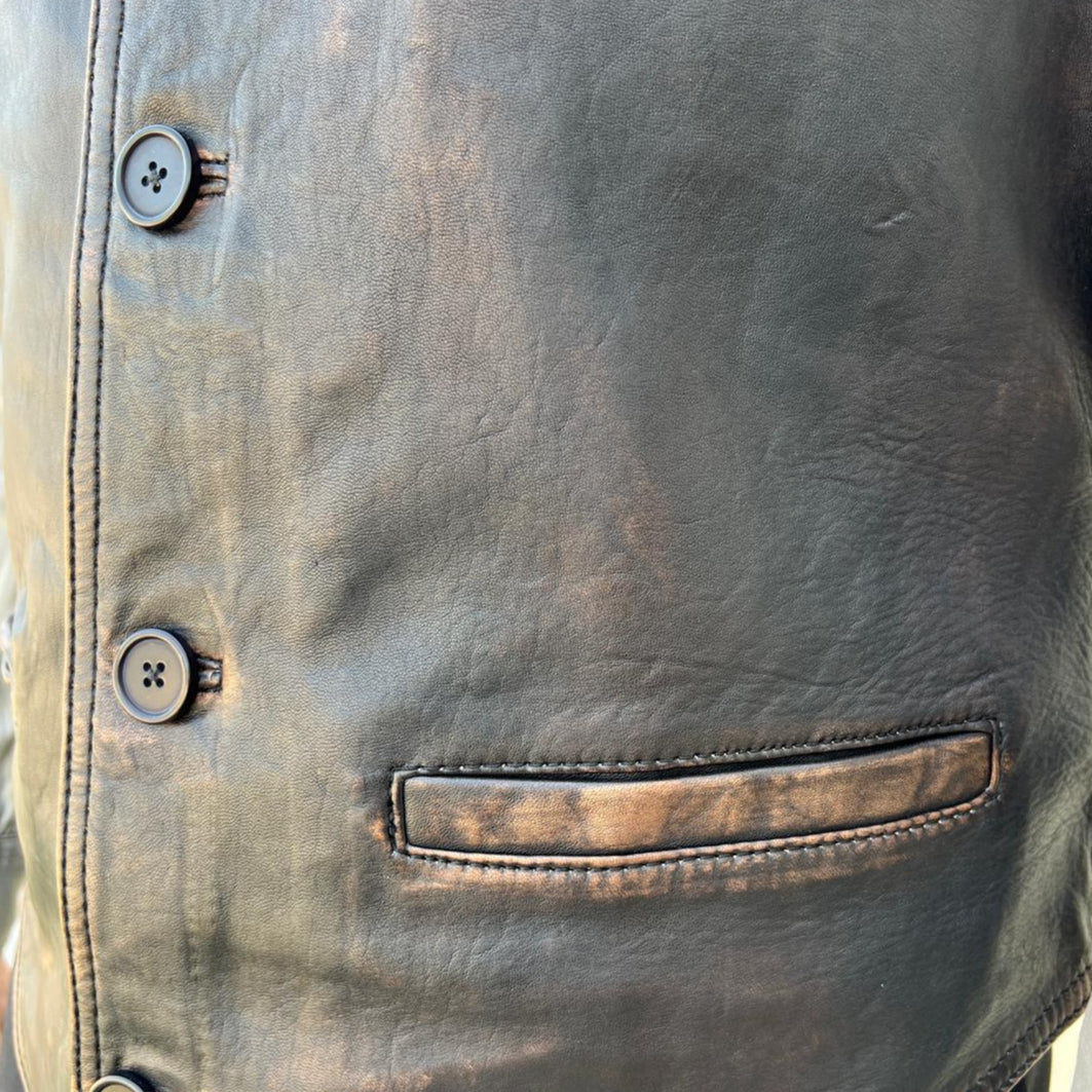 Gilet en cuir de mouton pour homme. Fermeture classique boutonnée et poches avant