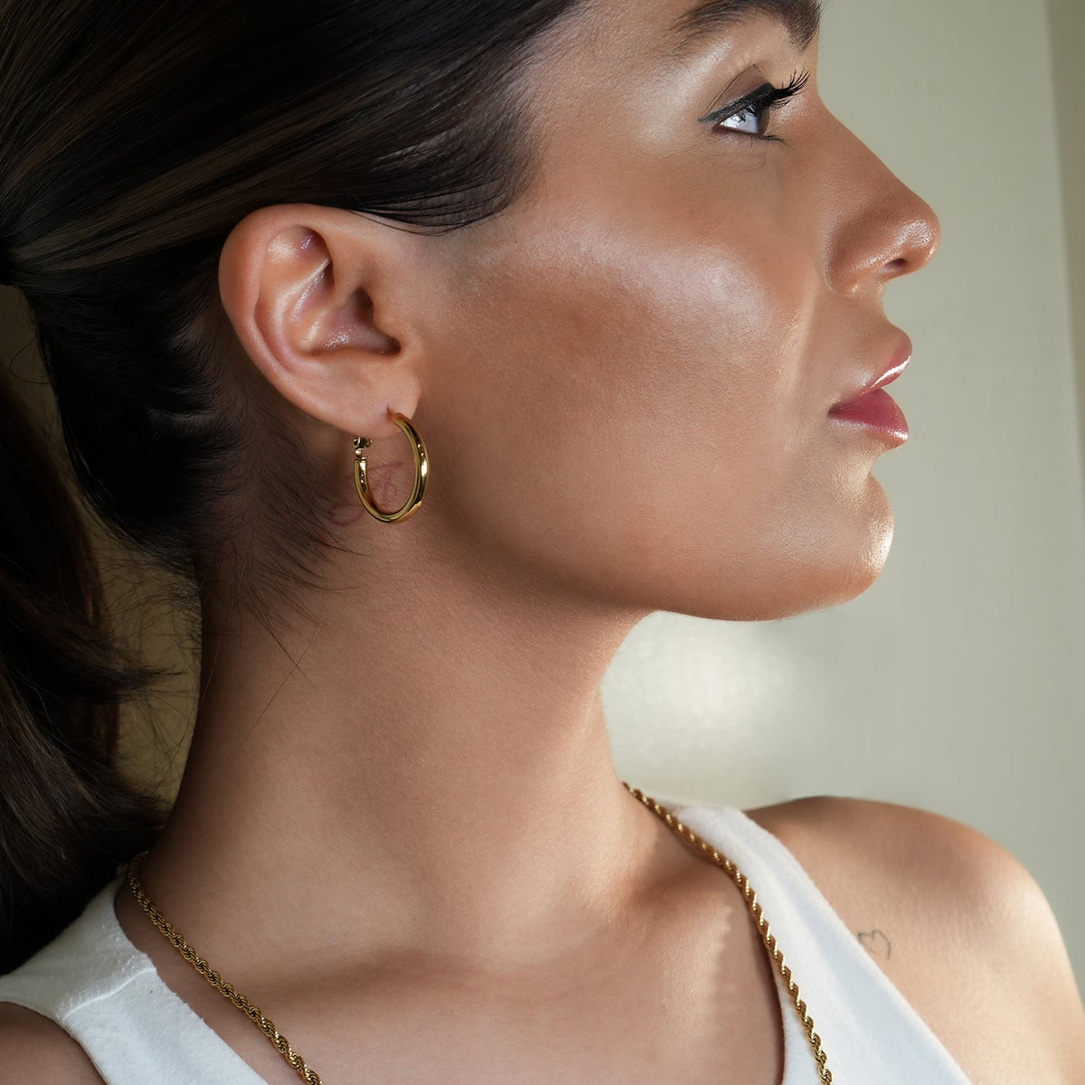 YOSHIKO: Mid-Width Essential Hoop Earrings Gold Size A (2 cm)
