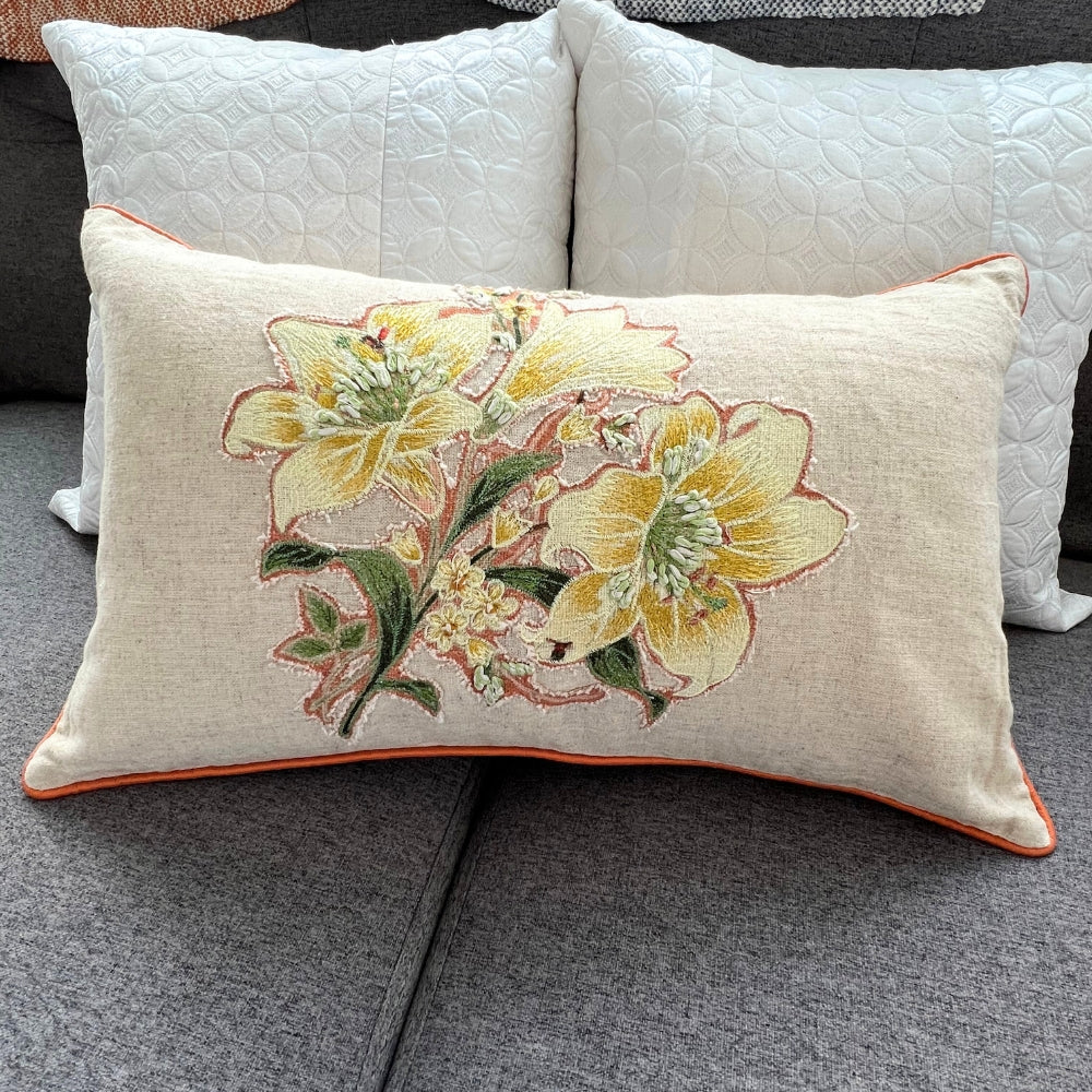 Housse de coussin lombaire brodée florale 12x20" – Avant en coton, arrière en soie de papier