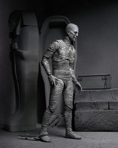 Figurine Universal Monsters - La Momie Suprême (Noir et Blanc)