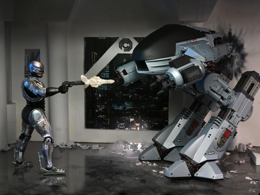 NECA - RoboCop Ultime Endommagé au Combat avec Chaise