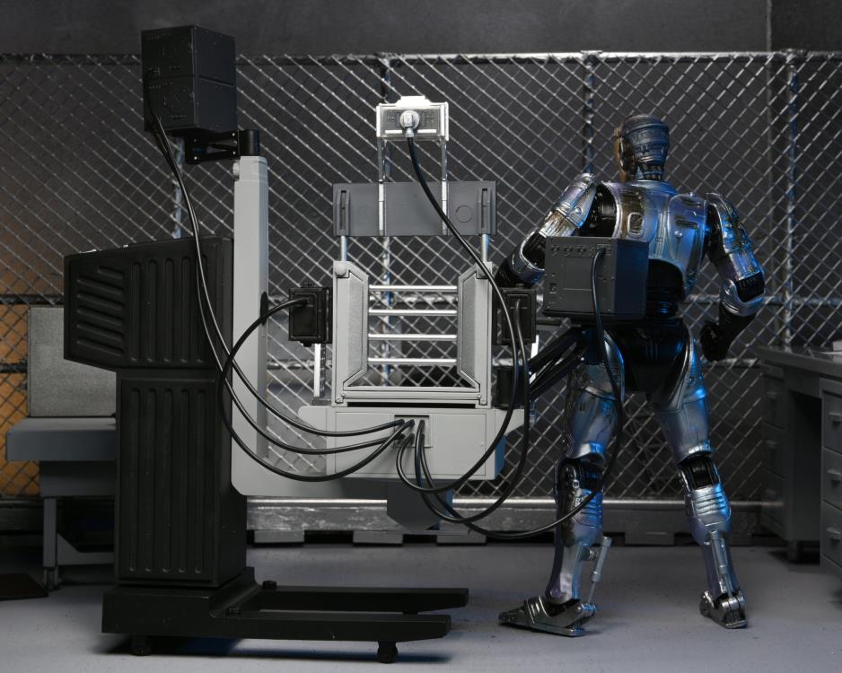 NECA - RoboCop Ultime Endommagé au Combat avec Chaise